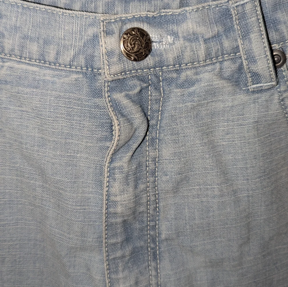 Chico's Design-Lightweight Wide Leg Blue Jean Capri's - Size 8 (Chico's 1) - Picture 5 of 8